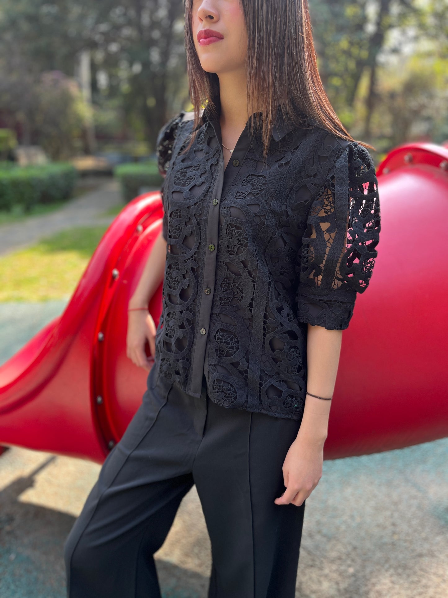 Camisa negra con encaje y mangas globo