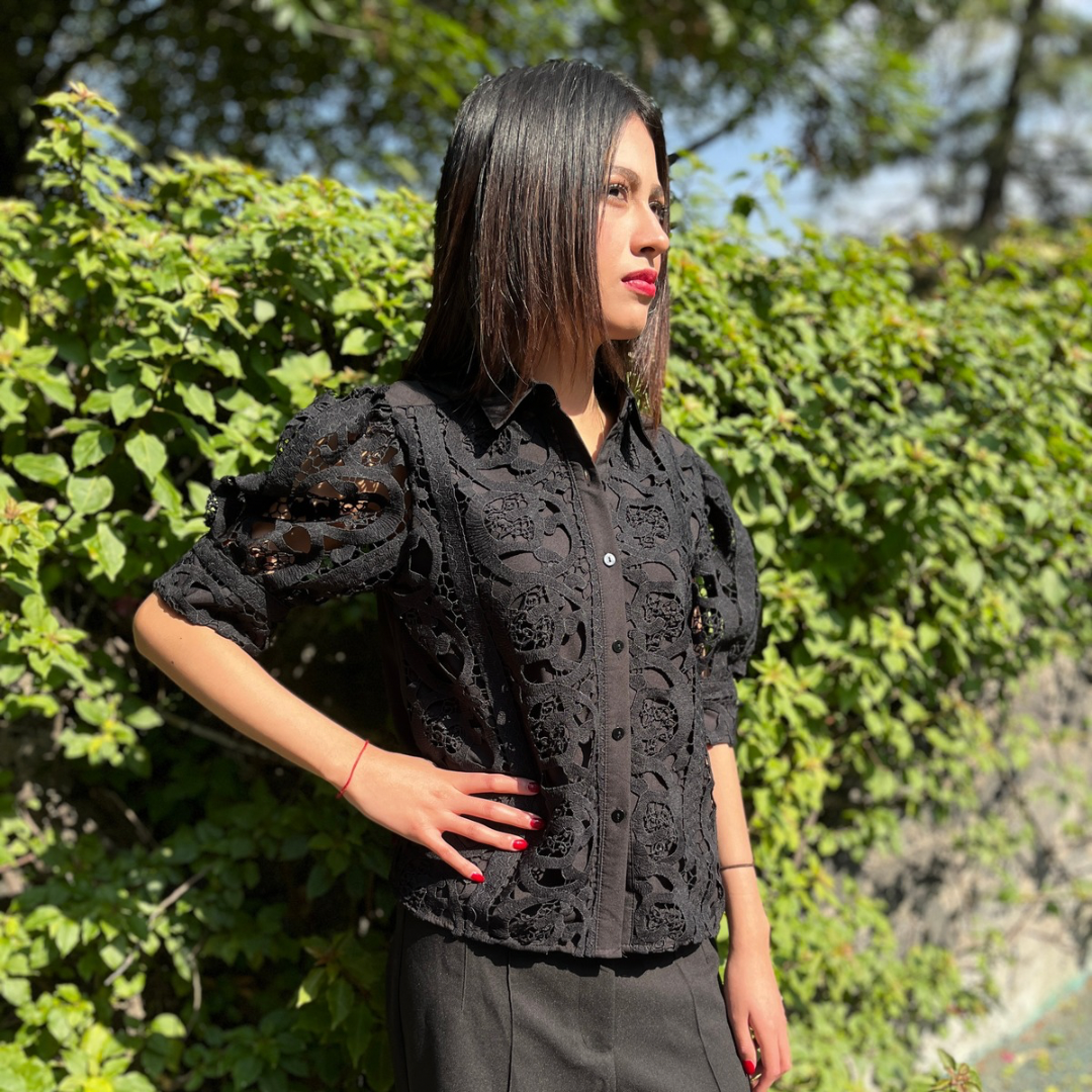 Camisa negra con encaje y mangas globo